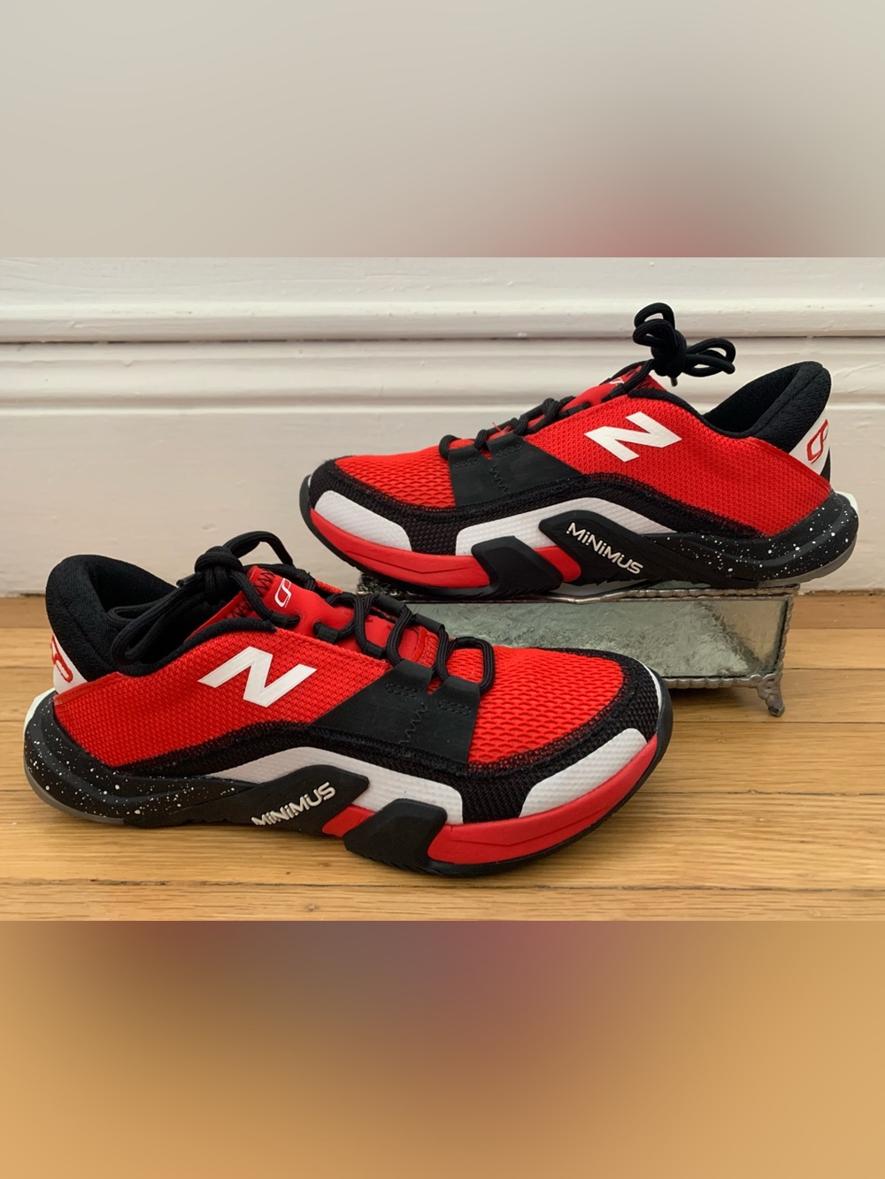 NWOB NEW BALANCE MINIMUS Red/Black/White Walk-Run-Everything Sneakers Women’s 8